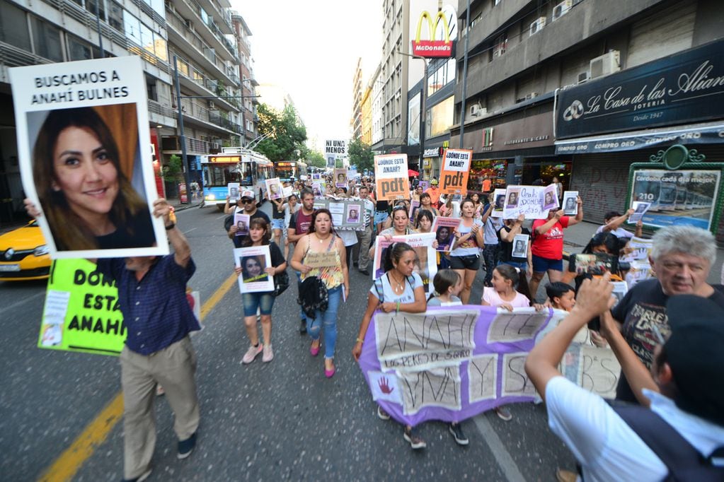 Marcha por Anahí Bulnes, docente desaparecida.
