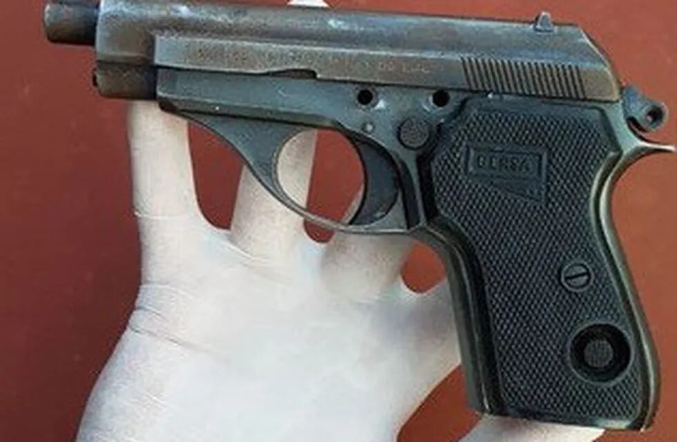 La pistola calibre 22 estaba oculta en un Citroën C4. (Policía de Santa Fe)