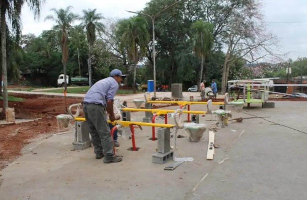 Ejecutan obras de mejoras en plazas de Puerto Iguazú.