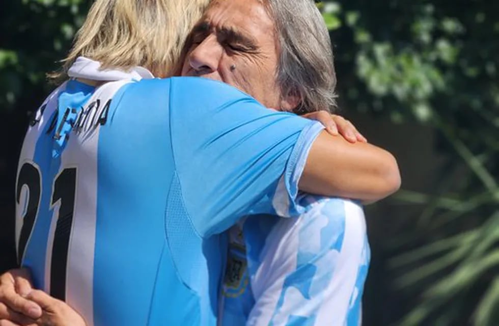 Los Valencia, padre e hijo, unidos por el abrazo de la Selección campeona del mundo.