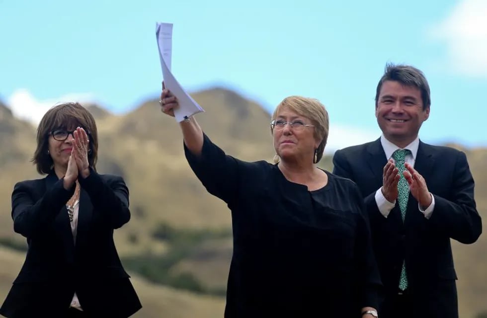 Chilean President Michelle Bachelet holds her signed decrees creating vast new national parks using lands donated by the Tompkins Conservation, in what is believed to be the largest private donation of land ever from a private entity to a country, at a ceremony in Patagonia Park, Chile, Monday, Jan. 29, 2018.  (AP Photo/Esteban Felix) chile Michelle Bachelet Chile crea 5 parques nacionales en la Patagonia con tierras donadas por Douglas Tompkins creacion nuevos parques nacionales