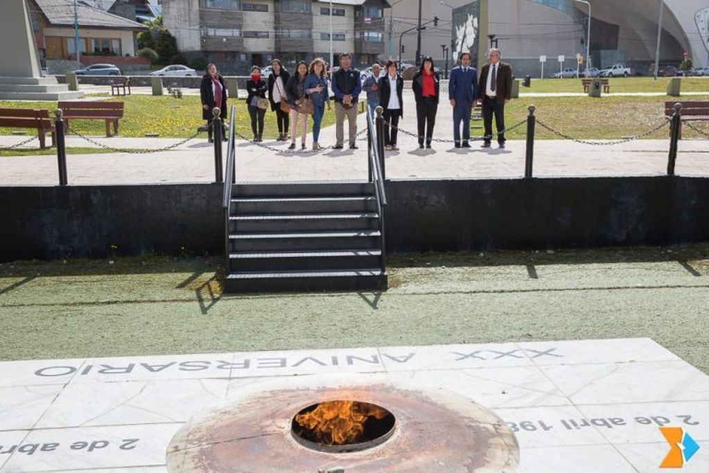 La delegación homenajeó a los caídos durante el conflicto de Malvinas y resaltaron la intervención del General San Martín en los procesos independentistas en América del Sur