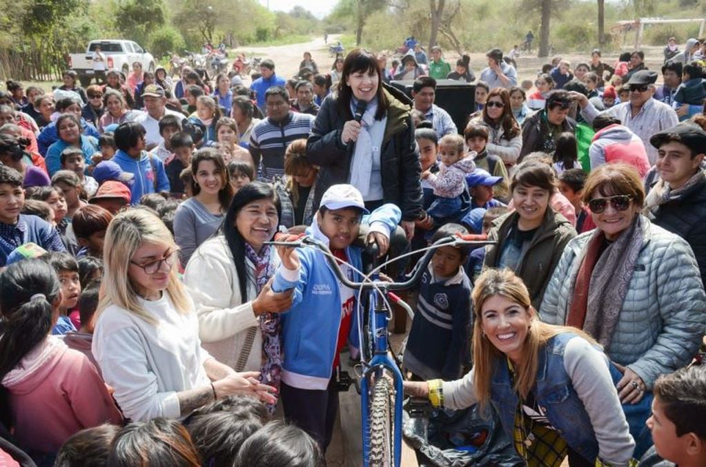 Las bicicletas y sonrisas para los niños agasajados.