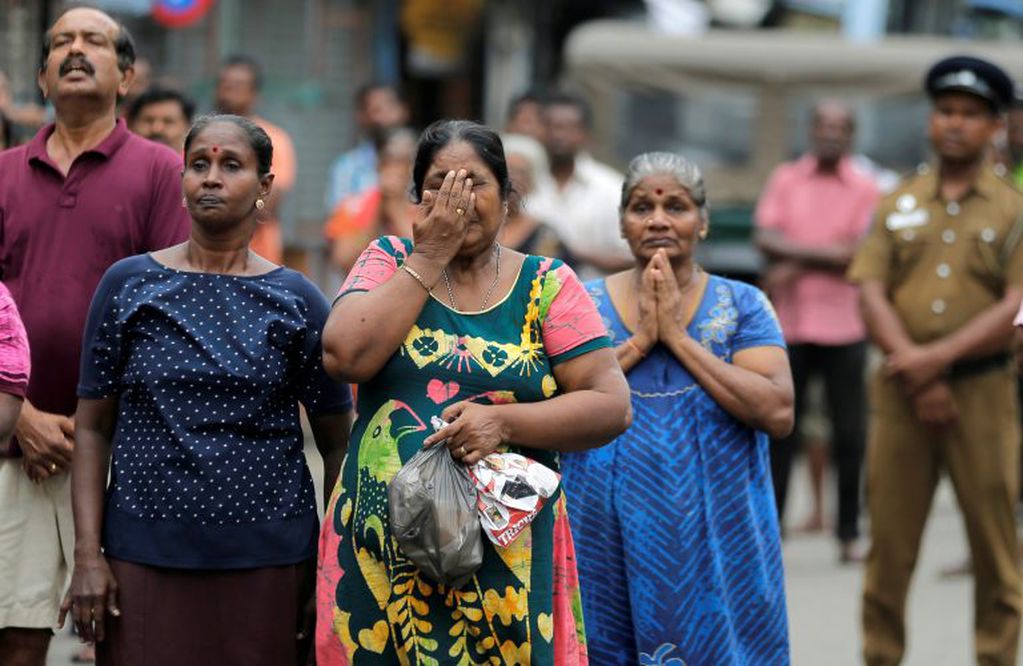 Los ciudadanos cristianos se acercaron para homenajear a los fallecidos en los atentados (Foto: AP Photo/Eranga Jayawardena)
