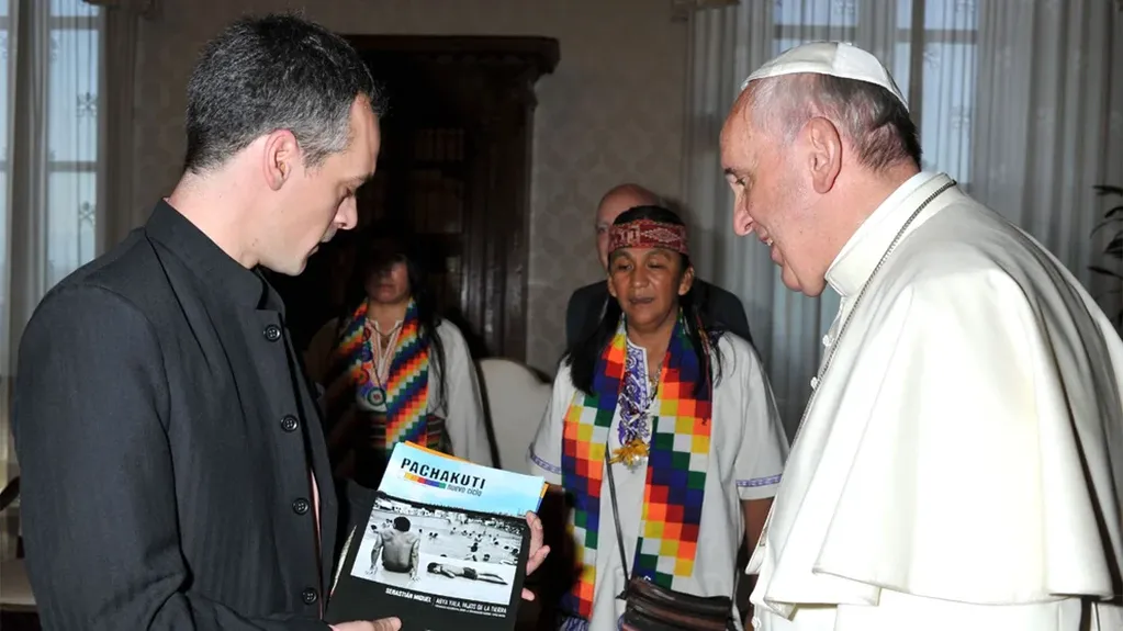 Milagro Sala, junto con el Papa Francisco, en el viaje que realizó a El Vaticano. Foto: Gentileza.