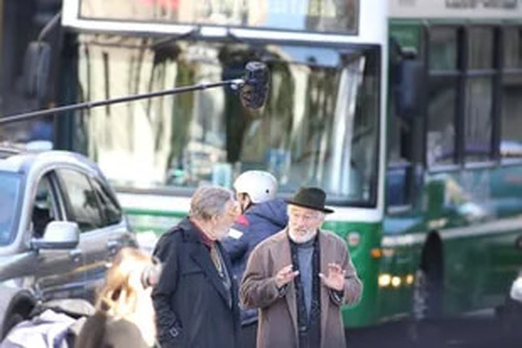 Robert De Niro junto a Luis Brandoni filmando en la icónica Diagonal Norte de la Ciudad de Buenos Aires.