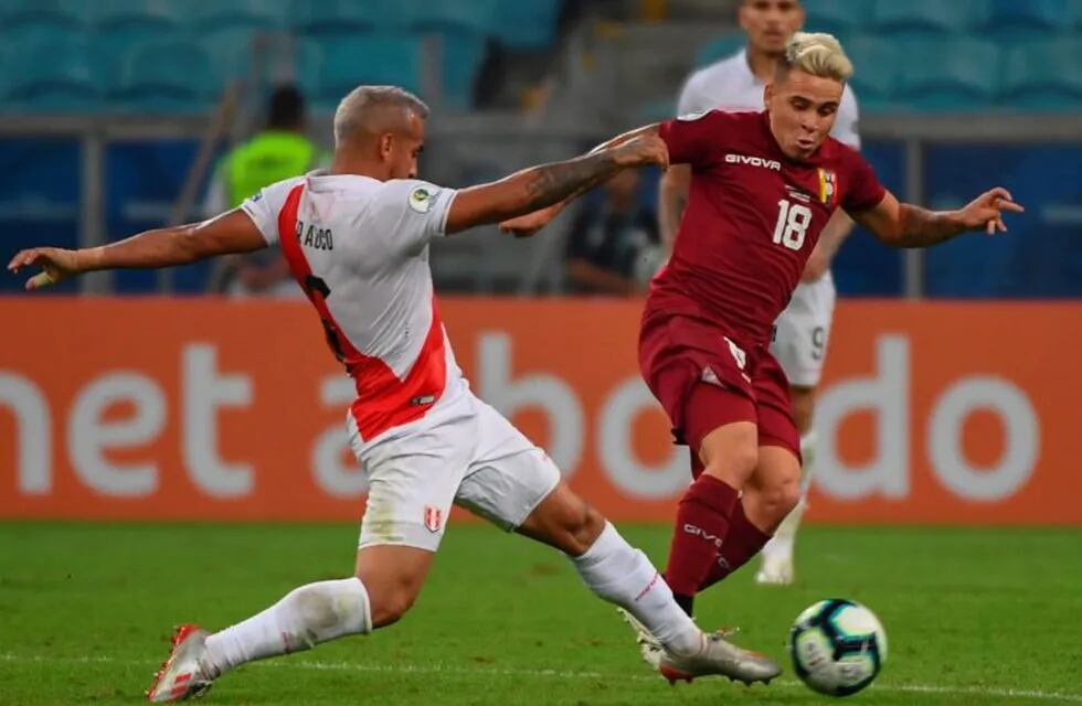 Venezuela's Yeferson Soteldo (R) is marked by Peru's Miguel Trauco during their Copa America football tournament group match at the Gremio Arena in Porto Alegre, Brazil, on June 15, 2019. (Photo by EVARISTO SA / AFP)
