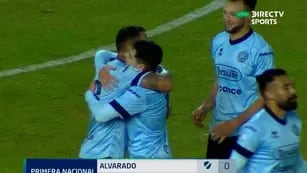 Todos los abrazos son para Fabián Bordagaray quien metió su primer gol en Belgrano