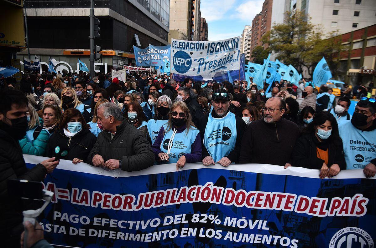 Docentes de Córdoba marcharon hacia el Centro Cívico reclamando incremento salarial.