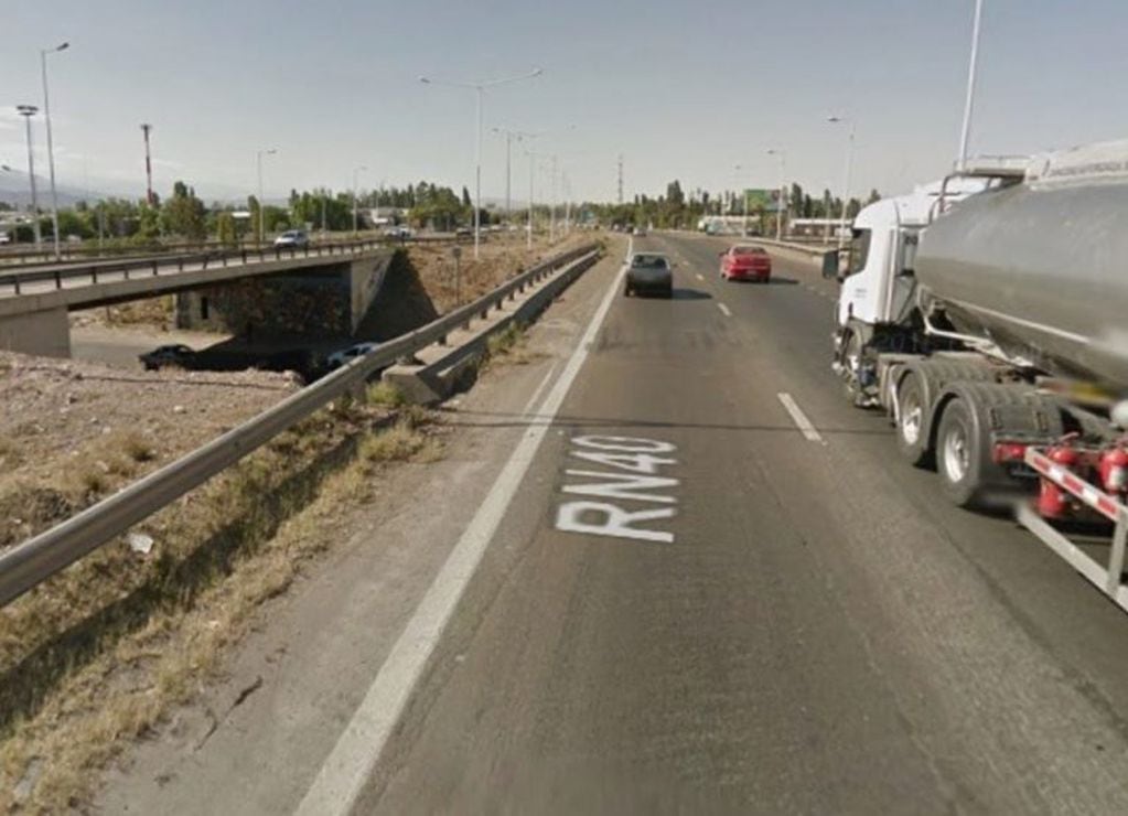 El camión volcó en el Acceso Sur de Mendoza, a la altura de Rodríguez Peña.
