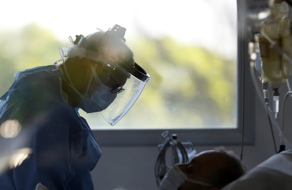 Un enfermero revisa a un paciente que padece coronavirus en una unidad de cuidados intensivos. (Foto: REUTERS / Agustin Marcarian)