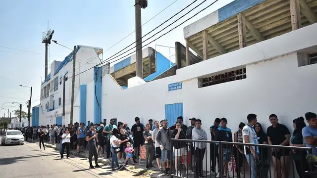 Venta de entradas para la final del Federal A entre Racing de Nueva Italia y Villa Mitre de Bahía Blanca en San Luis. ( Ramiro Pereyra / La Voz)