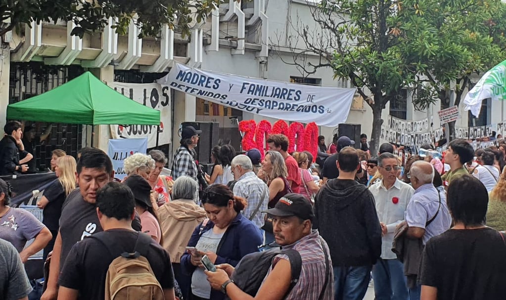 Familiares y víctimas de la última dictadura militar se apostaron frente al TOF de Jujuy y allí escucharon la sentencia a cadena perpetua para cuatro de los represores que fueron juzgados en la "megacausa".
