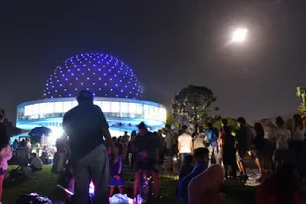 El Planetario de Palermo, en la Ciudad de Buenos Aires, acogió a gran cantidad de personas que no quisieron perderse el suceso.