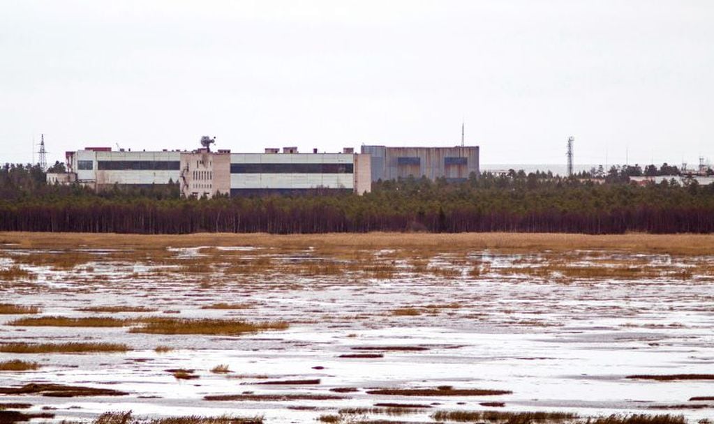 Edificios en una de las bases militares en la pequeña ciudad de Nyonoska, en la región de Arkhangelsk. (Foto:AFP)