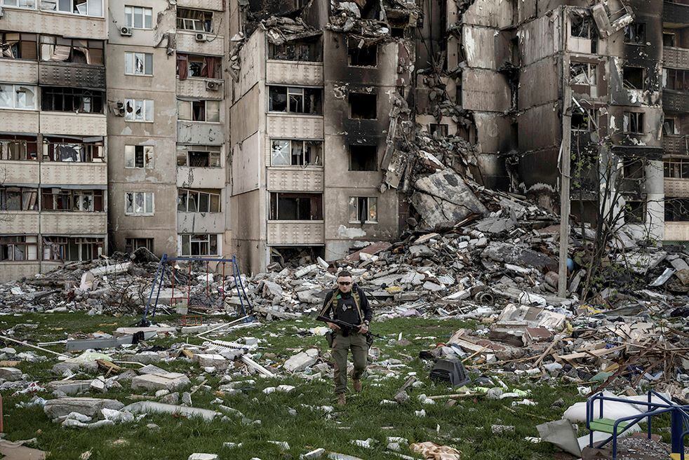 Un edificio gravemente dañado por múltiples bombardeos rusos en Kharkiv, Ucrania. (AP)