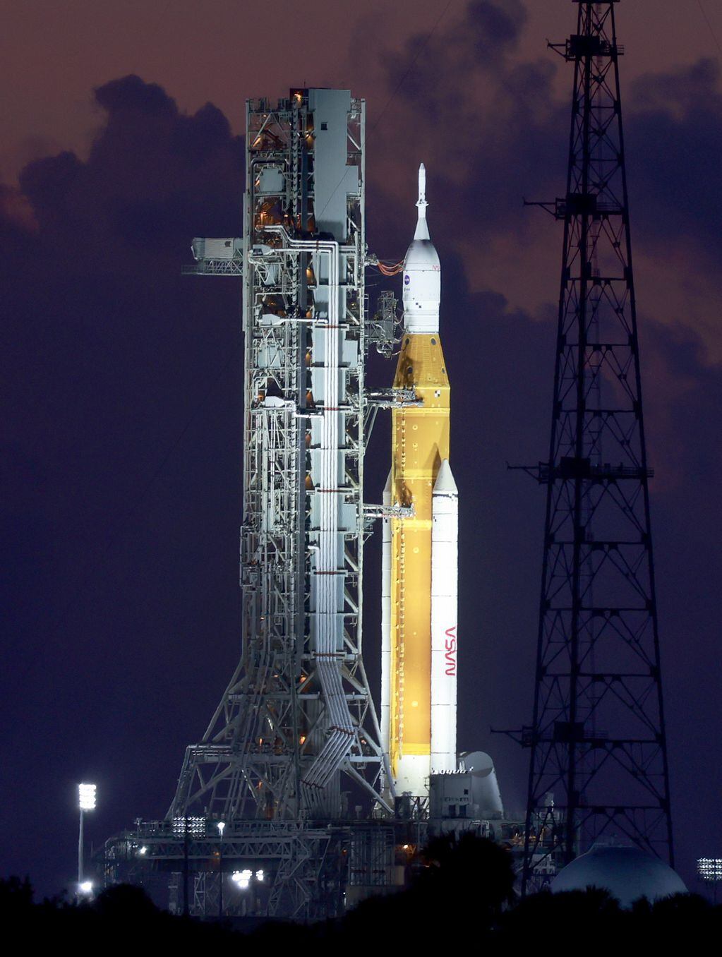El cohete de la misión Artemisa I continúa en la plataforma de lanzamiento, en Florida.