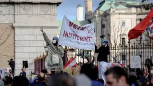 Las protestas contra la vacuna aumentan en Austria y también los casos de coronavirus