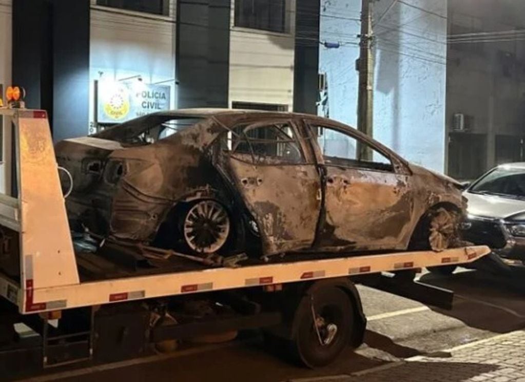 El automóvil del narco que vendía hamburguesas bañadas en oro en Posadas fue hallado calcinado.