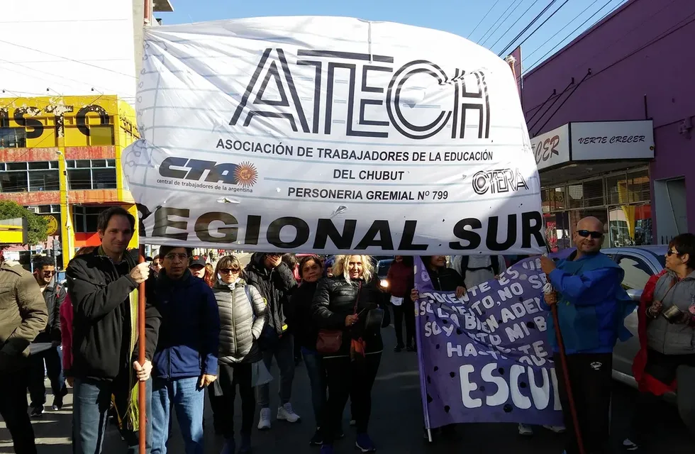 La ATECh rechazó el aumento salarial y realizará un paro docente por 3 días en Chubut.