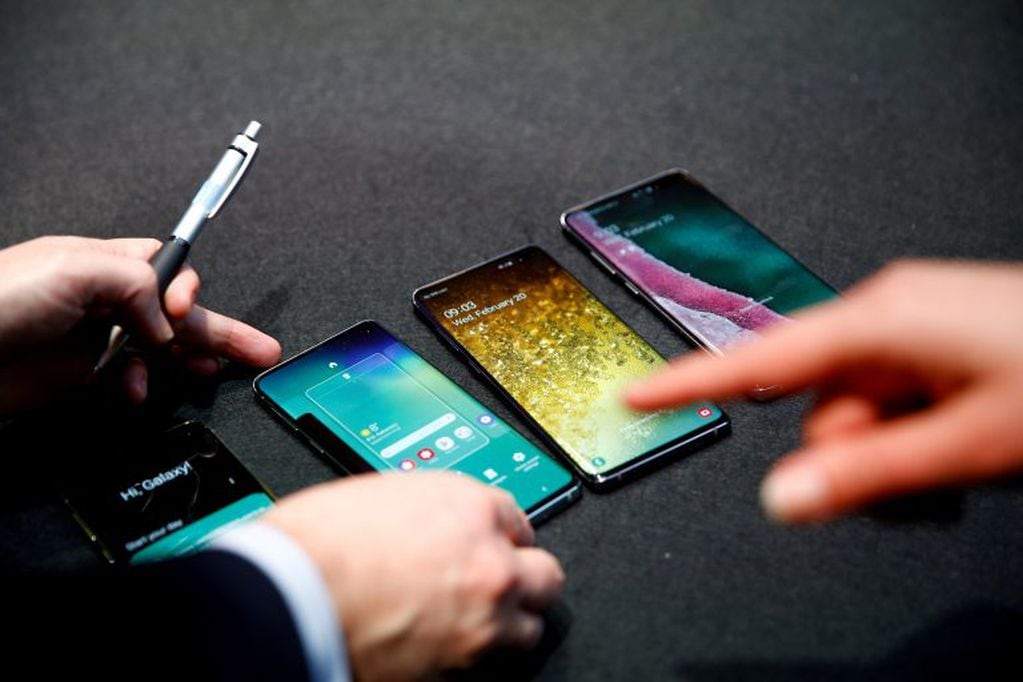 FILE PHOTO: A Samsung employee arranges the new Samsung Galaxy S10e, S10, S10+ and the Samsung Galaxy S10 5G smartphones at a press event in London, Britain February 20, 2019. REUTERS/Henry Nicholls/File Photo