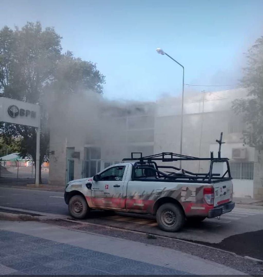 Incendio en Banco Provincia de Neuquén (BPN) de Buta Ranquil. (web).
