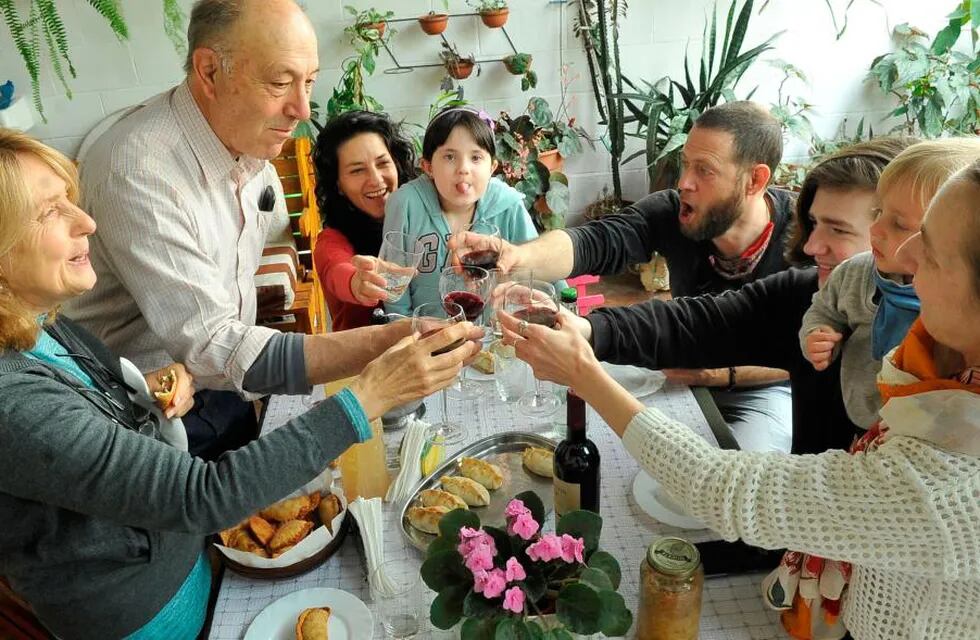 A la distancia. A diferencia del Día del Padre, mañana no estarán habilitadas las reuniones sociales en Córdoba. (Javier Ferreyra / Archivo)