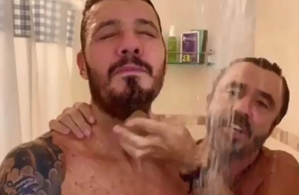 Pablo Granados y Marcelo Tinelli en una imperdible entrevista en la ducha. (Captura de pantalla)