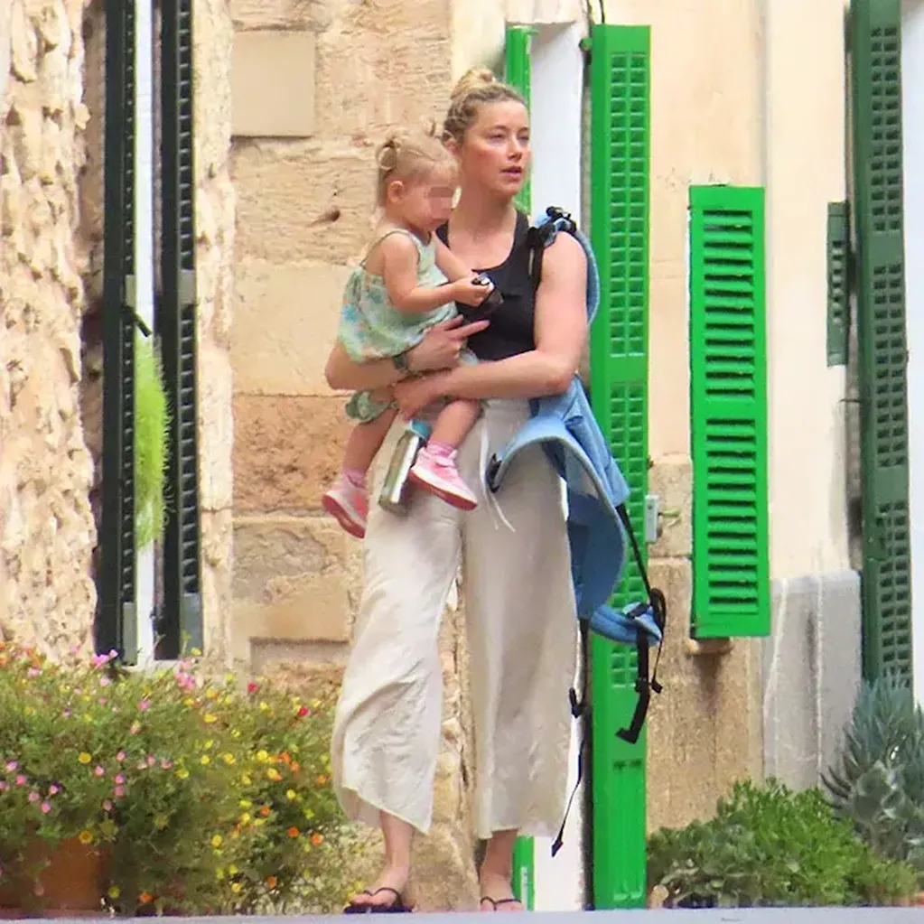 Amber Heard se instala en Costix, un pueblo de Mallorca, en el que vive con su hija Oonagh Paige.