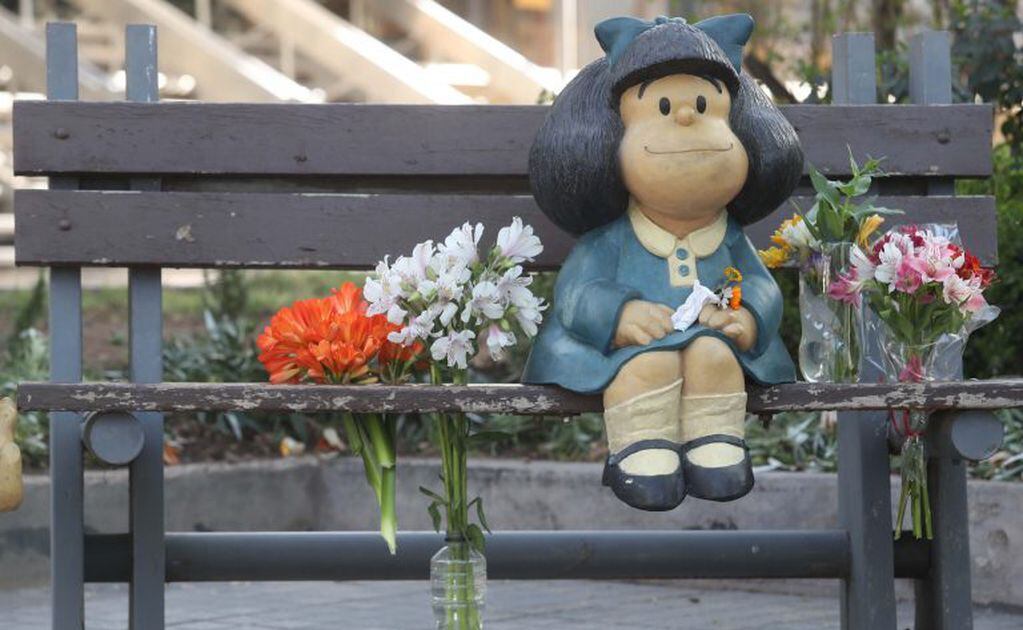 Una Mafalda en la calle Aristides, en Villanueva, Mendoza. (EFE)