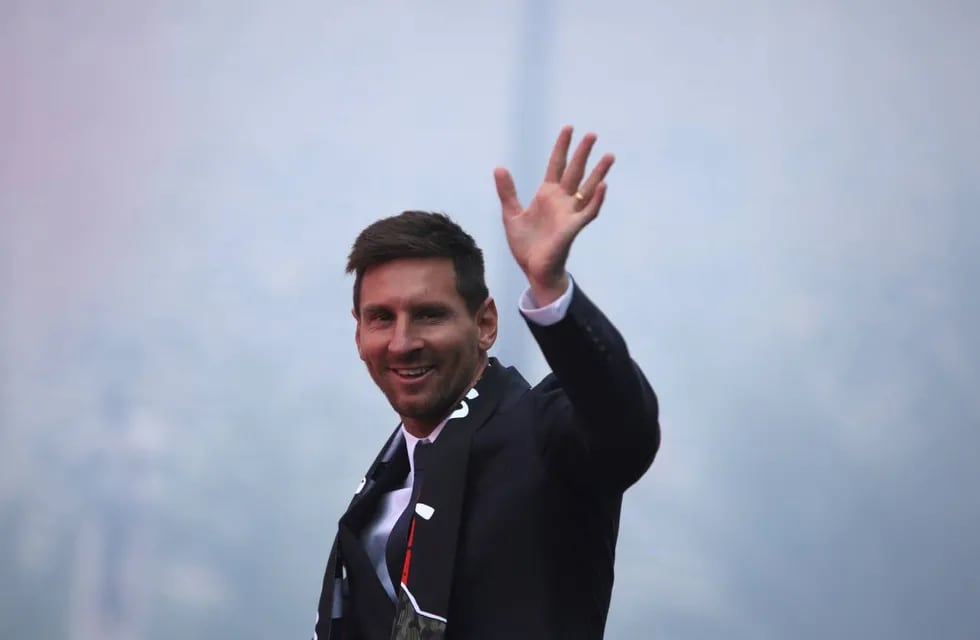 Lionel Messi saludó a los hinchas.