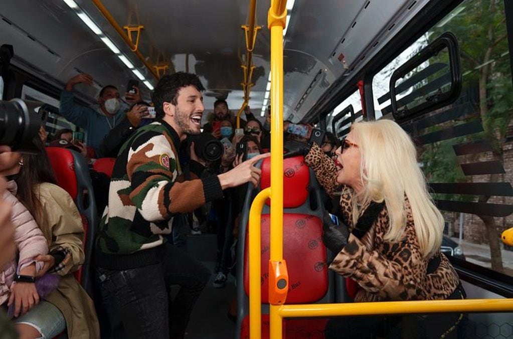 Sebastián Yatra y Susana Giménez en un colectivo porteño durante la grabación del especial en Buenos Aires. (Instagram).