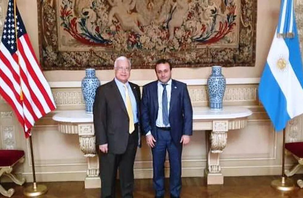 Oscar Herrera Ahuad, gobernador de Misiones, con el embajador Edward Prado. (Twitter de Herrera)