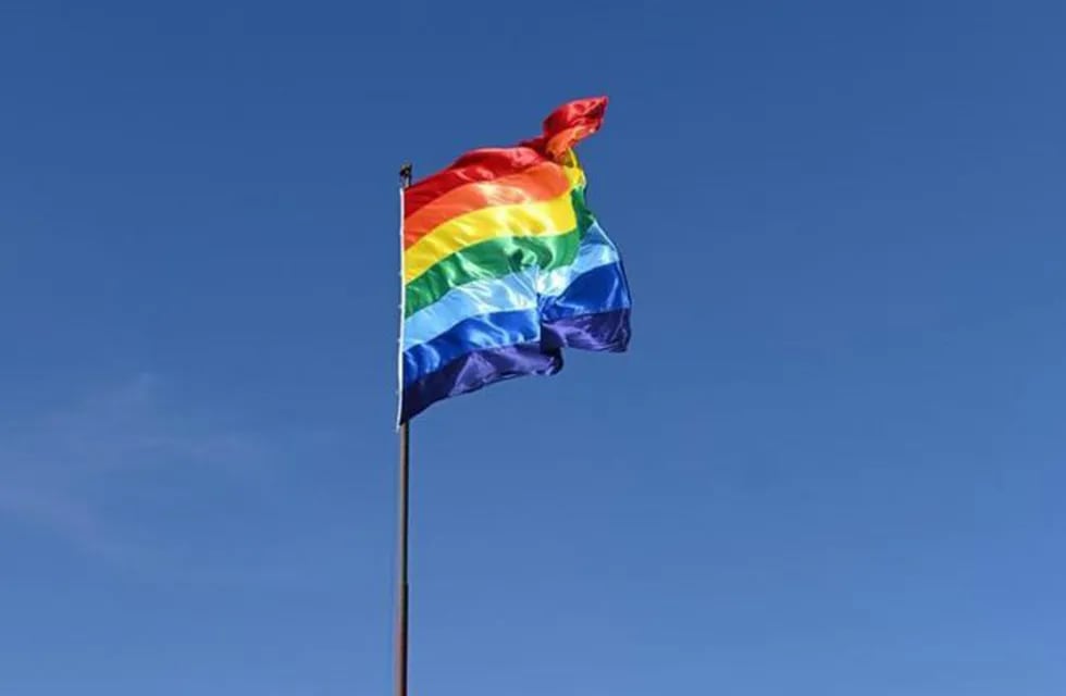 Se viralizó en las redes la polémica por la bandera, que además de todo no es la representativa del Orgullo LGBTIQ.