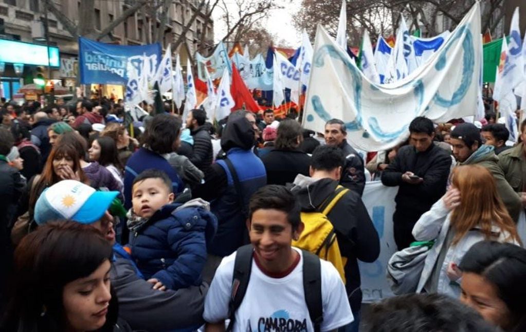 Multitudinaria marcha copó el centro de Mendoza.