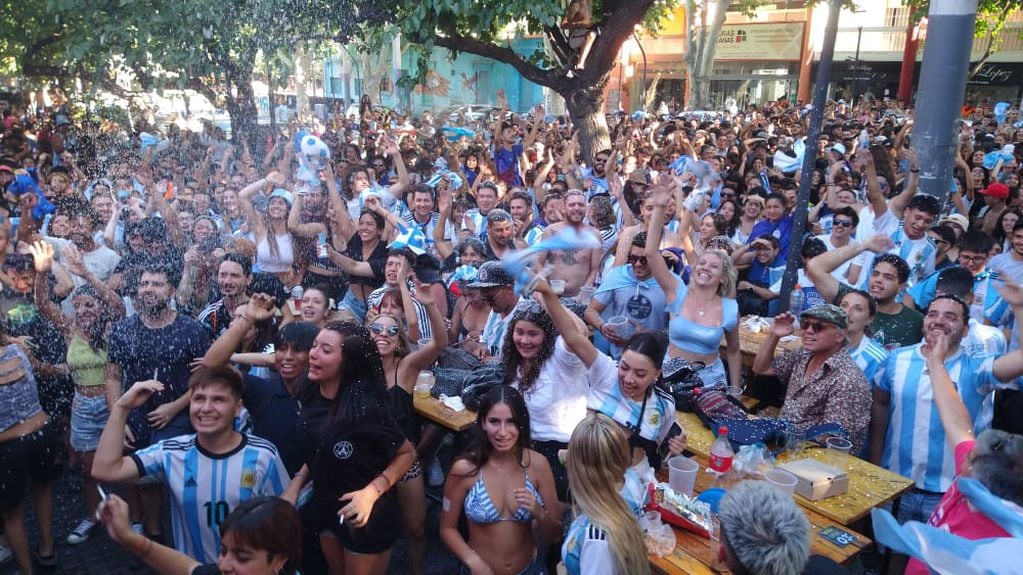 Los mendocinos celebran en la calle el pase de la selección argentina a la final del Mundial de Qatar. Foto: Mariana Villa / Los Andes