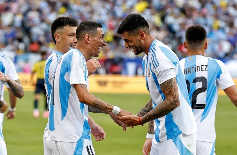 Los dos mejores en la victoria de la Selección contra Ecuador. Di María y el gol, Cuti Romero y una asistencia magnífica (Prensa Argentina).