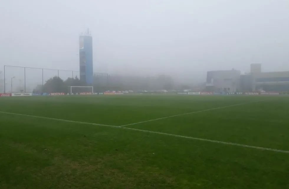 La Selección Argentina trabaja bajo una intensa niebla en el predio de Ezeiza. Twitter/Gonzacarnevale