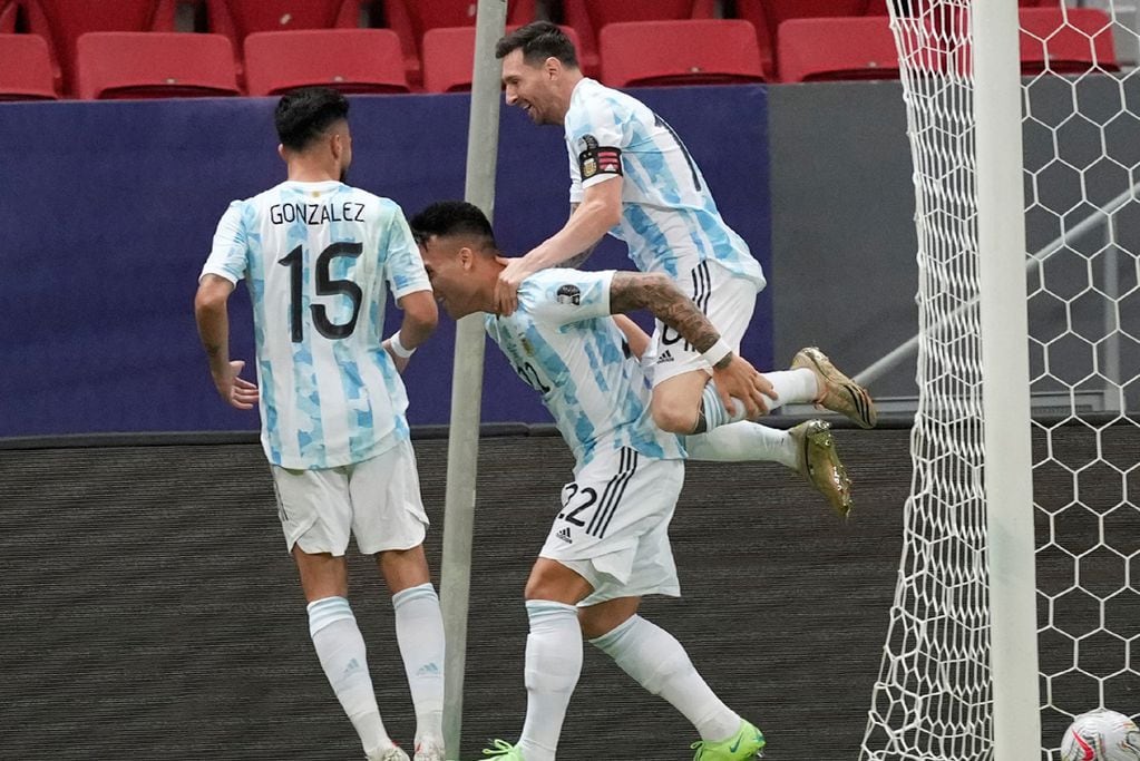 La Argentina podría jugar en Napolés contra Italia (AP)