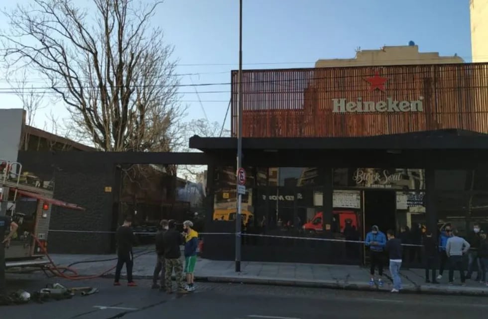 Liniers: bomberos y el SAME trabajan en un incendio en una cervecería