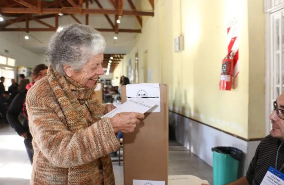 Teresita, la mujer de 85 años que asiste a votar en San Juan