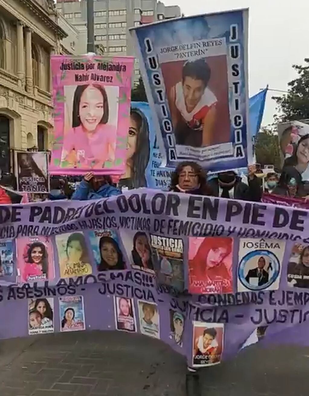 Una marcha en Jujuy reclamó contra el sobreseimiento de un acusado de femicidio por ser menor, en el caso Cesia Reinaga.