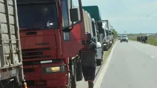 PARO. Esta semana transportistas autoconvocados realizaron piquetes en diversas zonas del país que redujeron al mínimo el ingreso de camiones a los puertos. (Javier Ferreyra)