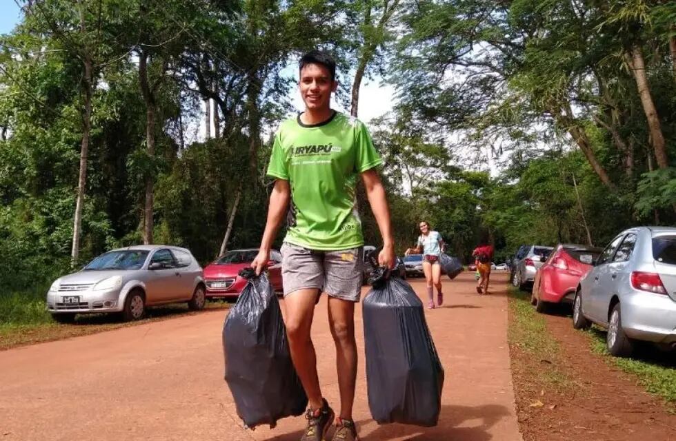 Organizan una jornada de Plogging en Puerto Iguazú.
