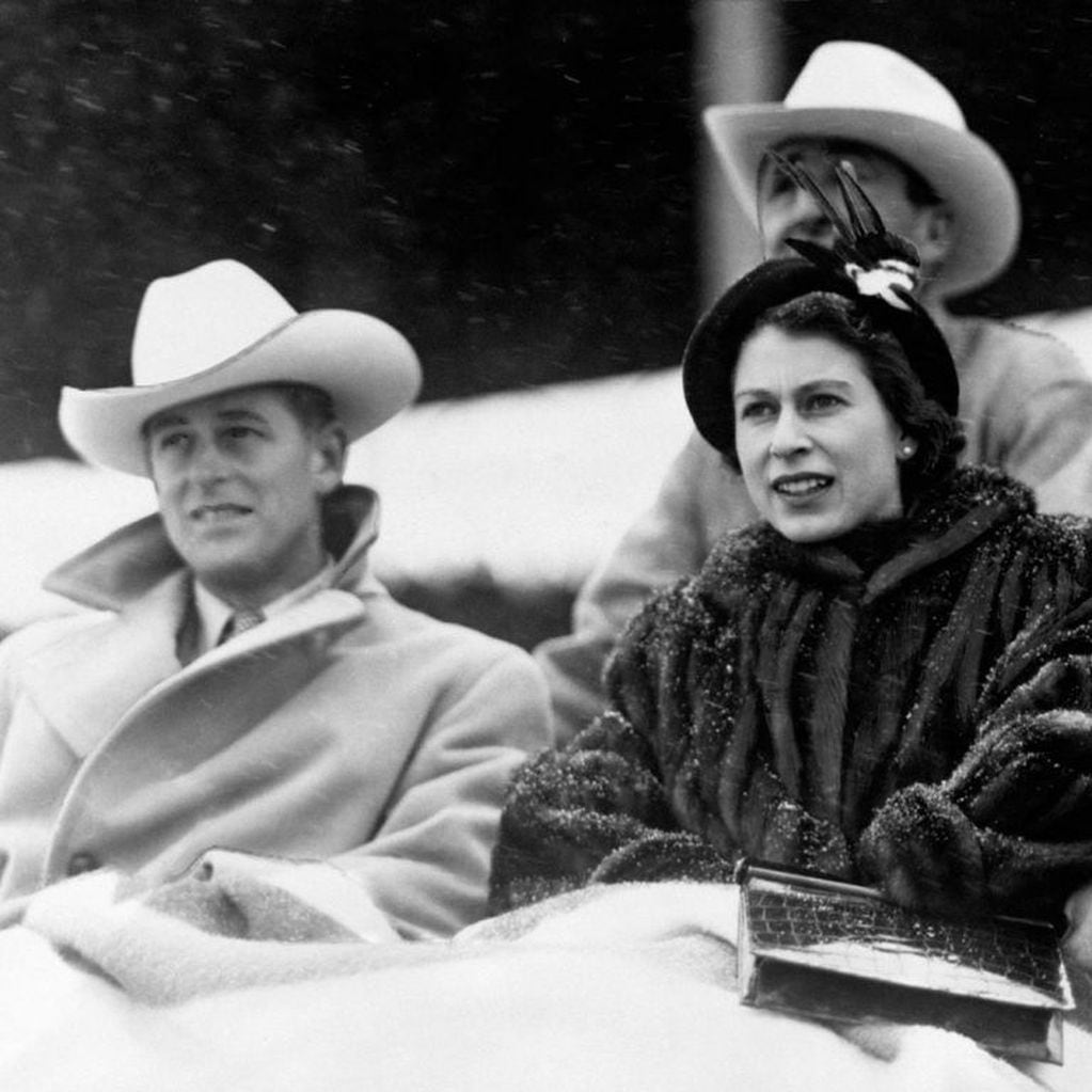 La princesa Isabel y Philip Mountbatten anunciaron su compromiso el 9 de julio de 1947 en el Palacio de Buckingham, luego de varios meses de noviazgo.