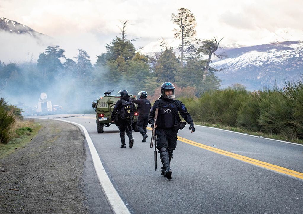 El operativo del Comando Unificado de fuerzas de seguridad en Villa Mascardi, a 35 kilómetros de Bariloche, inició en la madrugada de hoy con el despliegue de unos 250 uniformados de fuerzas federales y provinciales y el corte de la ruta nacional 40 para "resguardar al resto de las personas". Telam