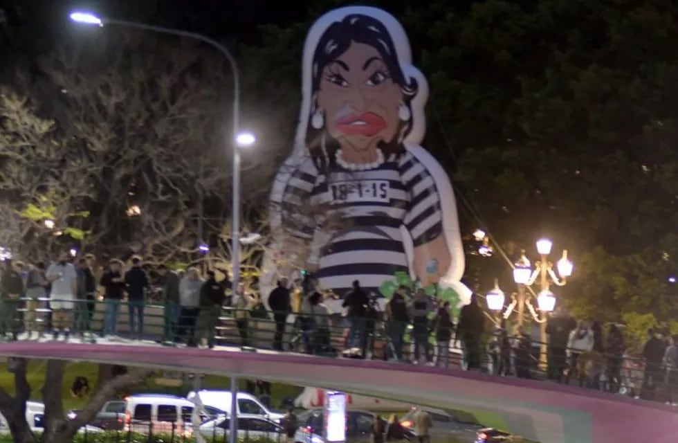 El globo de Cristina Fernández de Kirchner frente a la UBA. (Fotos: Federico López Claro)