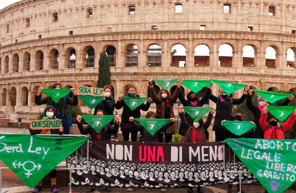 En Italia, frente al Coliseo romano se reunieron para mostrar los pañuelos verdes en apoyo a la legalización del aborto en Argentina.