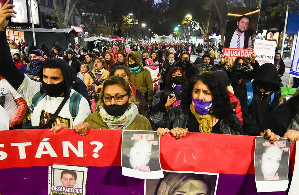 A 7 años del inicio del movimiento Ni Una Menos miles de mujeres coparon las calles de Mendoza adhiriendo a la marcha nacional. Foto Mariana Villa / Los Andes