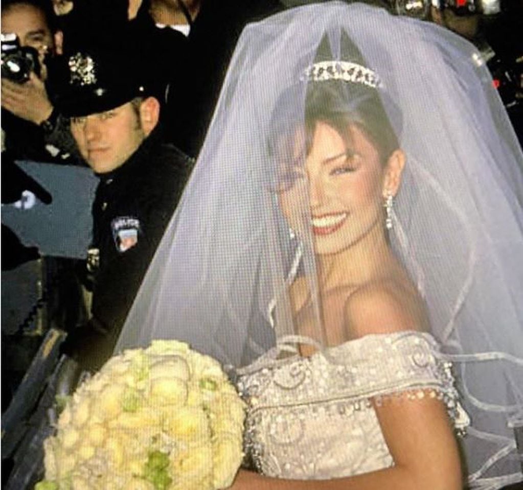 Thalía cuando se casó usó un vestido blanco.